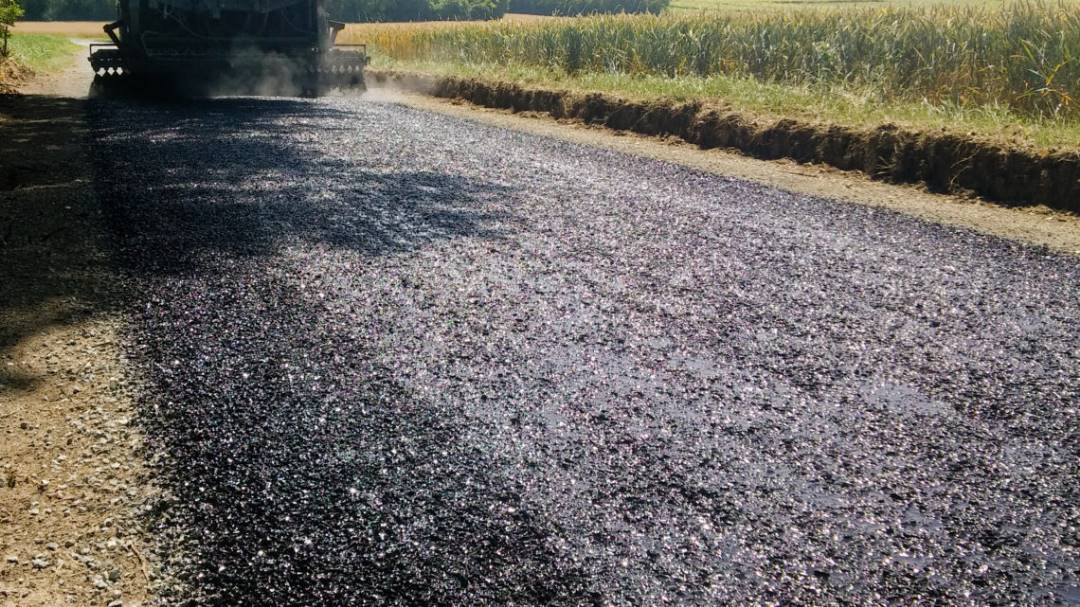 image La route avance, on est phase de couche d’imprégnation